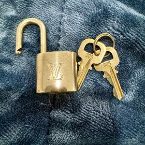 Authentic Louis Vuitton Lock with 2 KEYS. Lock #305